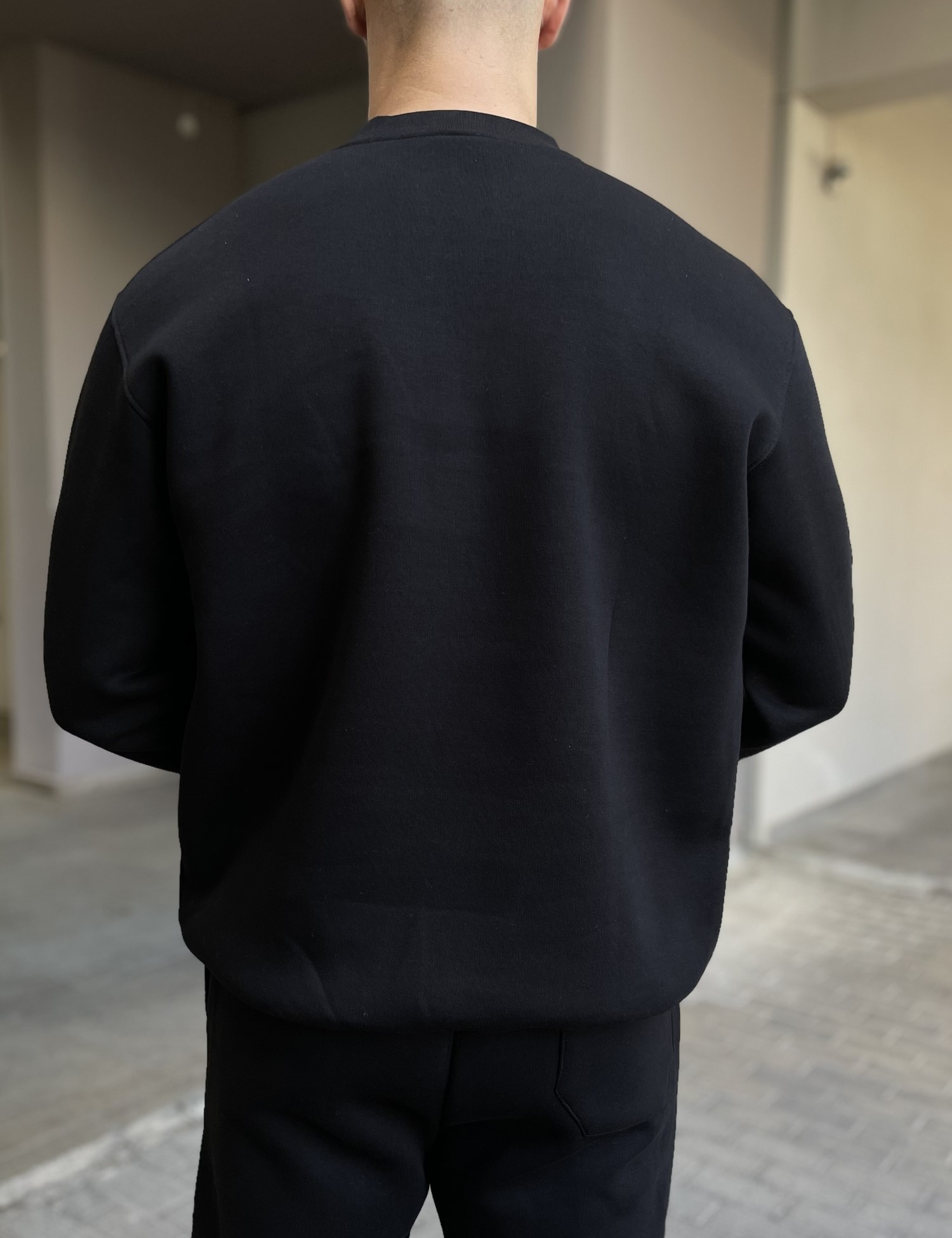 Ανδρικό μαύρο φούτερ με στρογγυλή λαιμόκοψη και λογότυπο στο στήθος ES26004 φωτογραφία